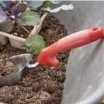 Corona ComfortGEL Scoop_ Deep Soil Transport Made Comfortable (2)